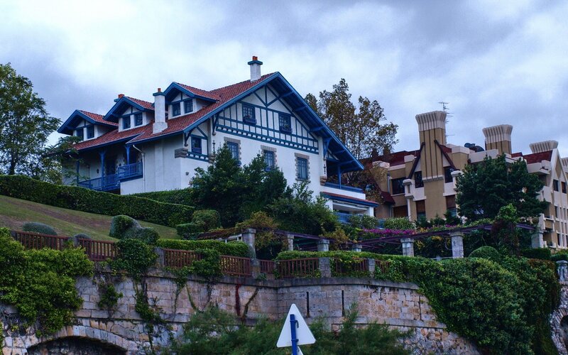White House with Blue Trim