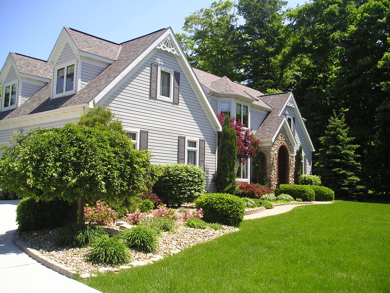 White House with Garden — Green, Serene, Afternoon