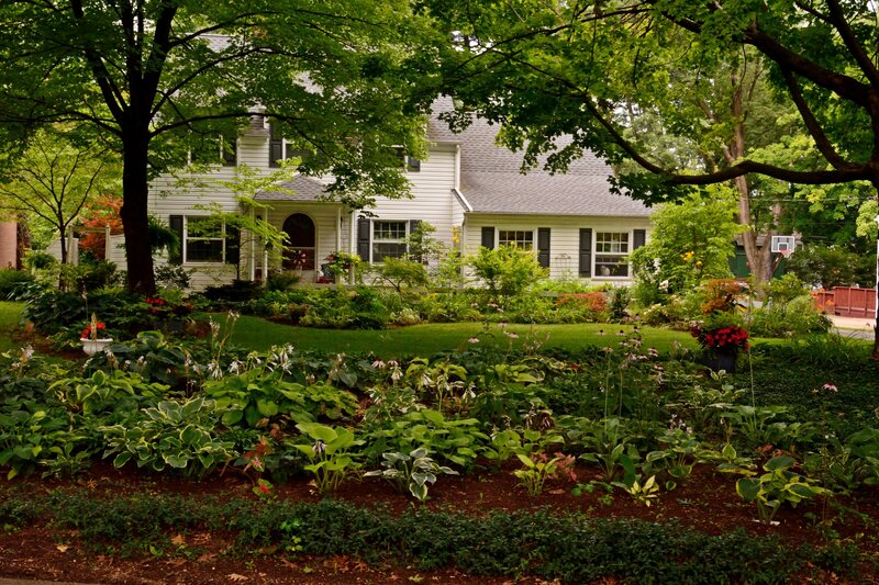 White House with Garden — Green, Serene, Summer