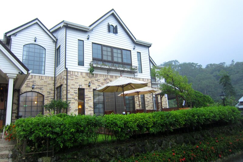 White House with Garden — Green, Serene