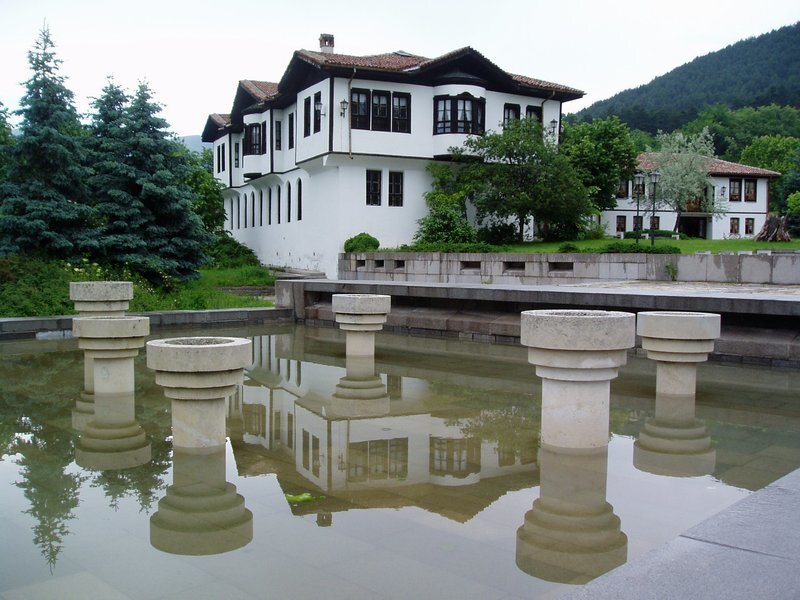 White House with Water Feature