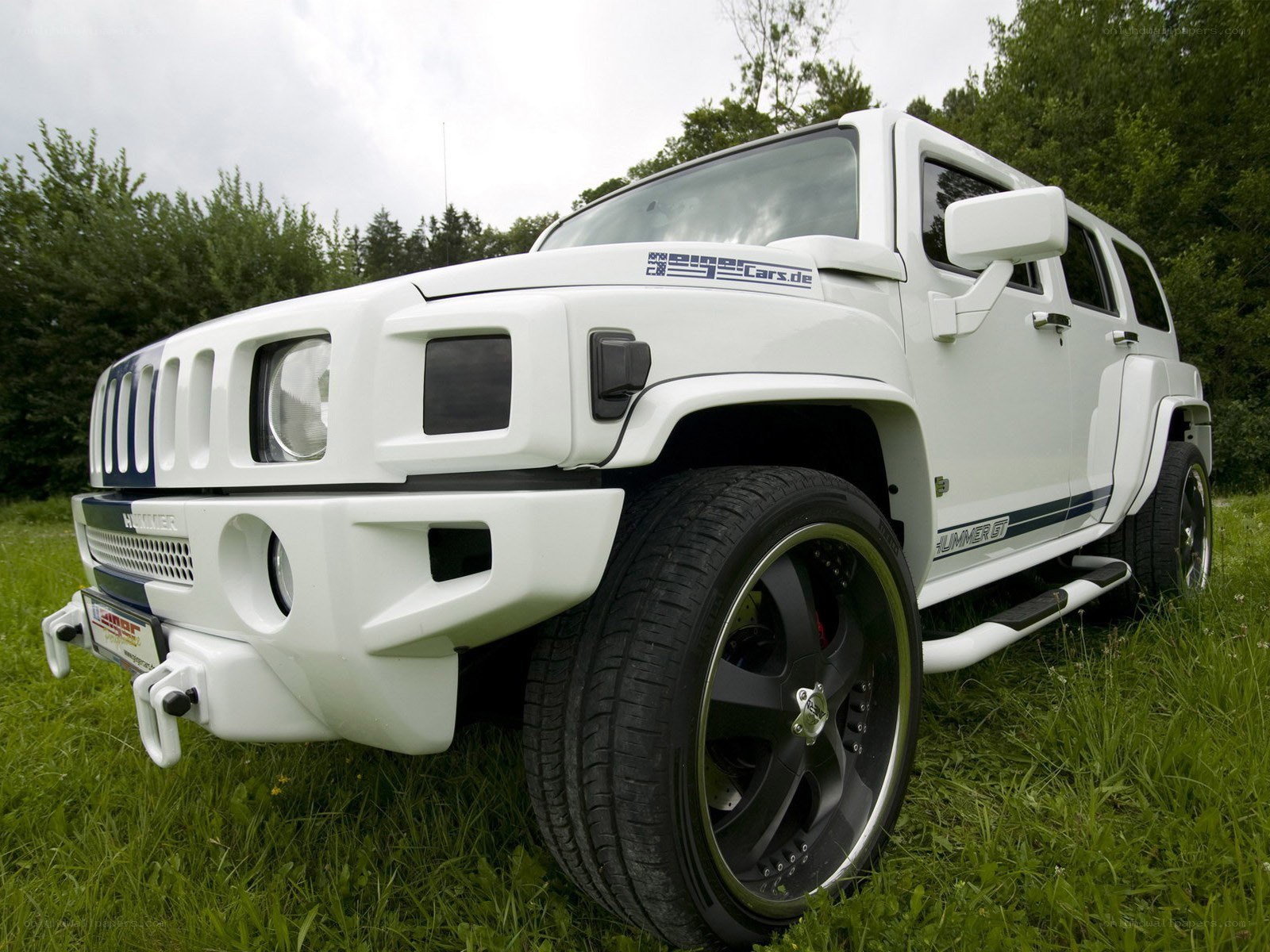 white hummer h2 suv