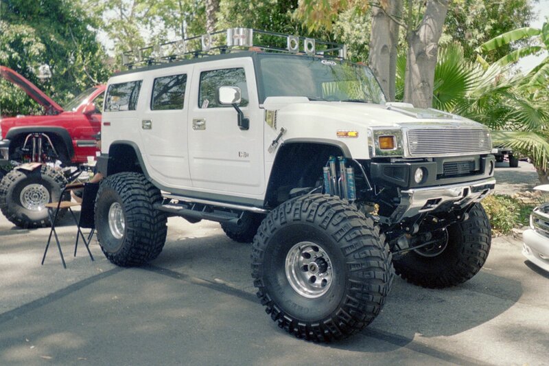 White Hummer H2 Suv — Outdoor