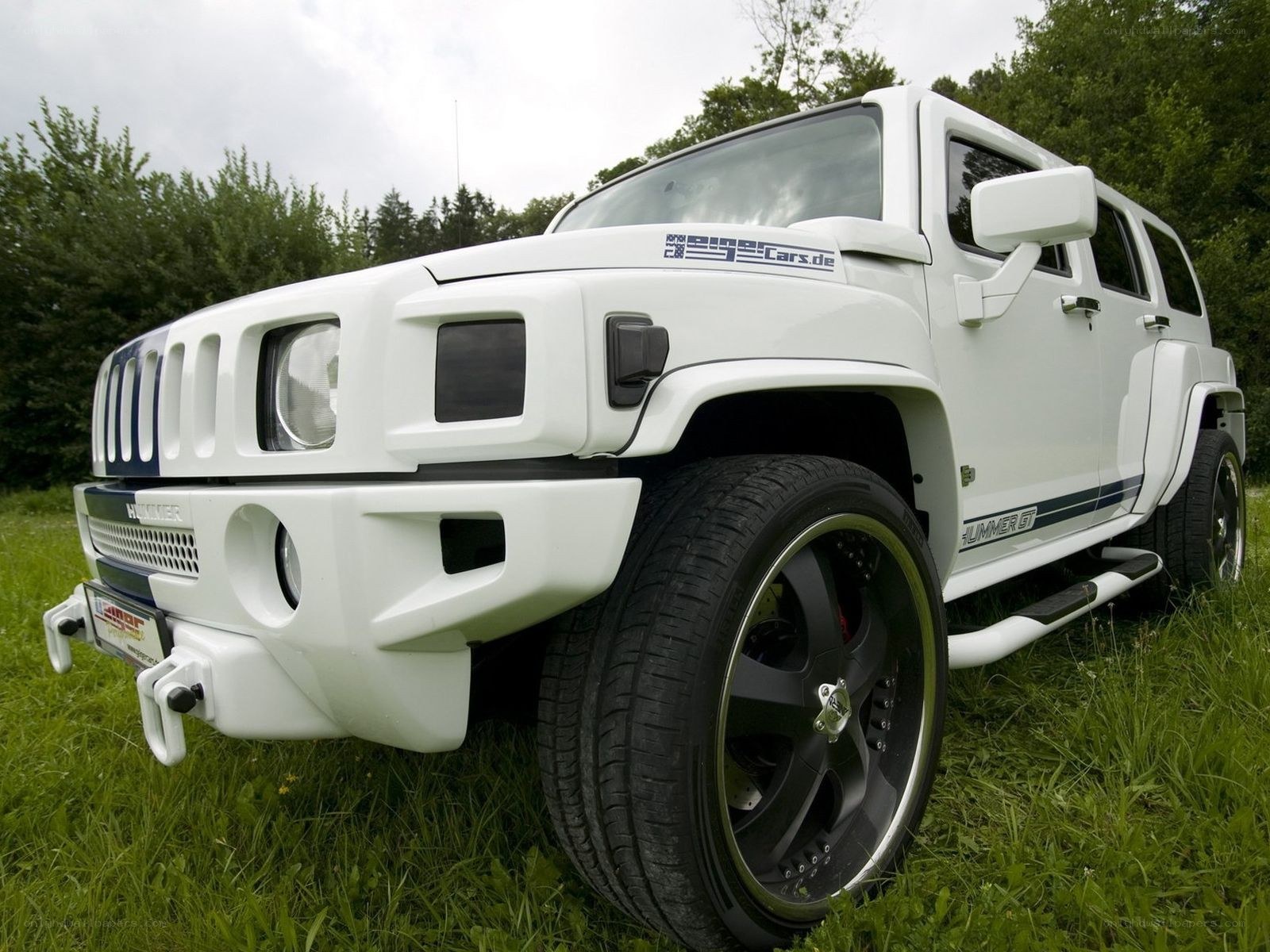 white hummer h2 suv