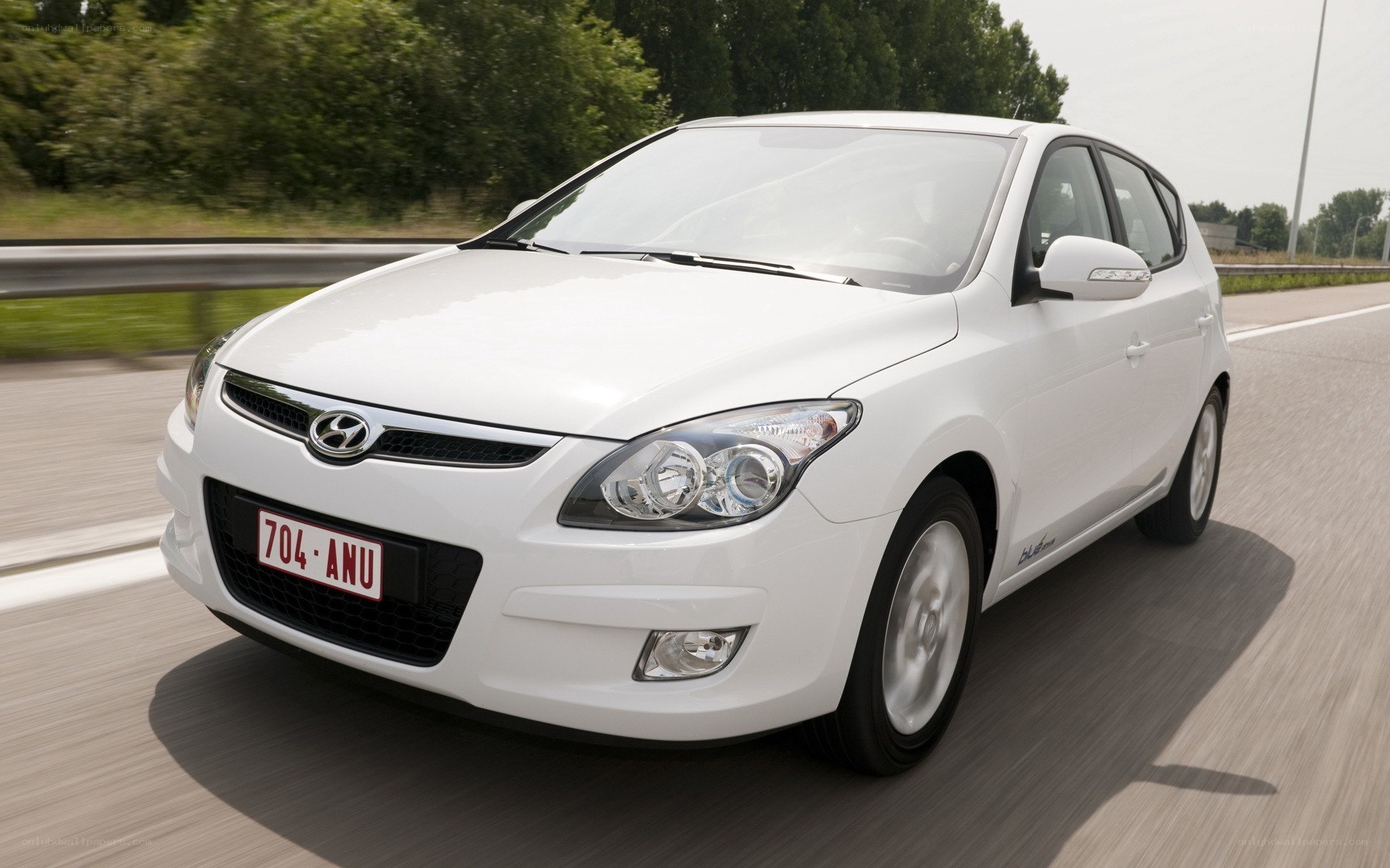 white hyundai i30 in motion