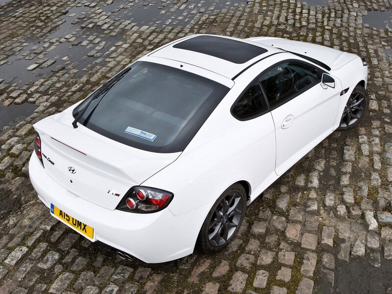 white hyundai tucson coupe