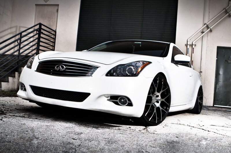 white infiniti coupe