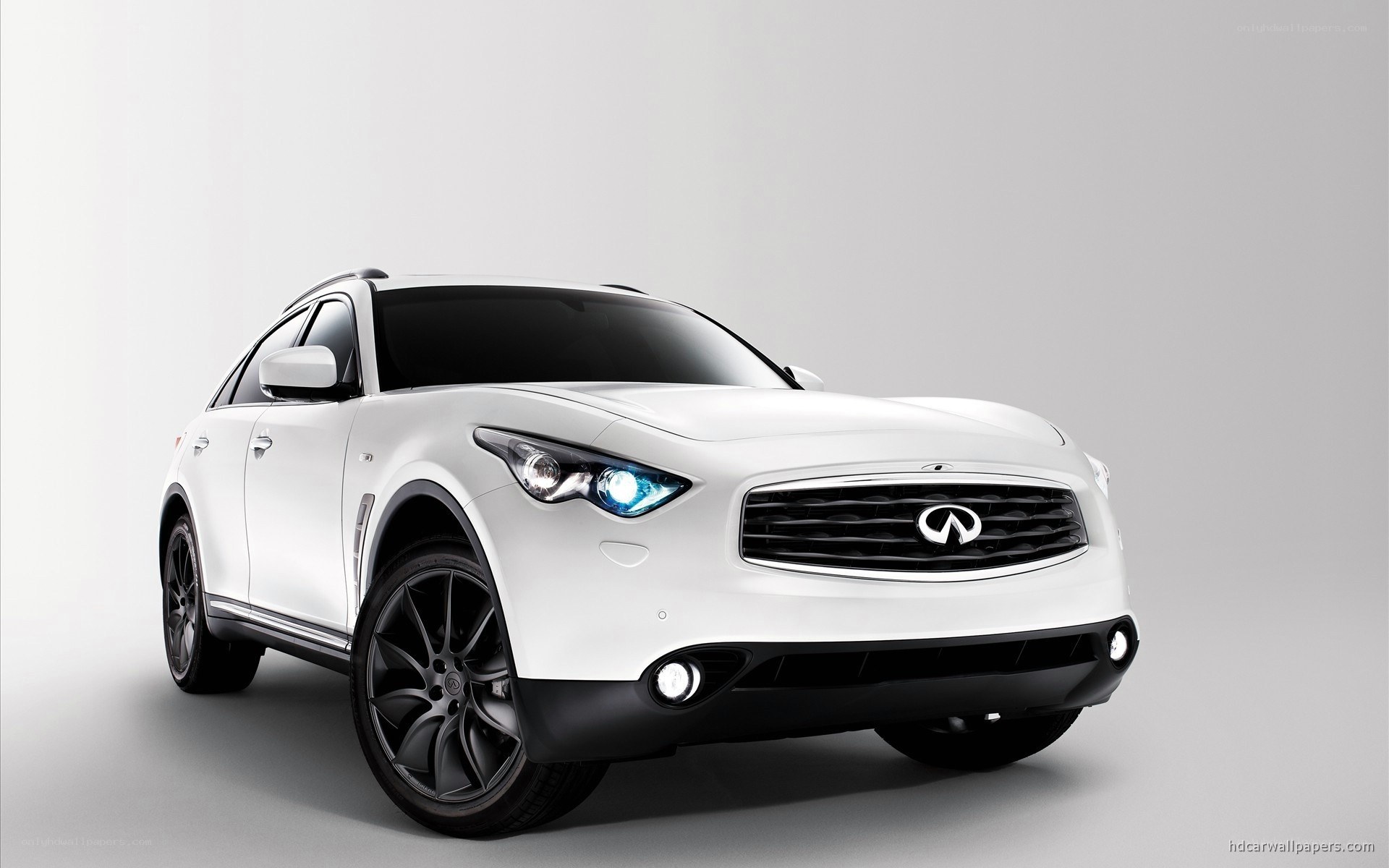 white infiniti fx suv