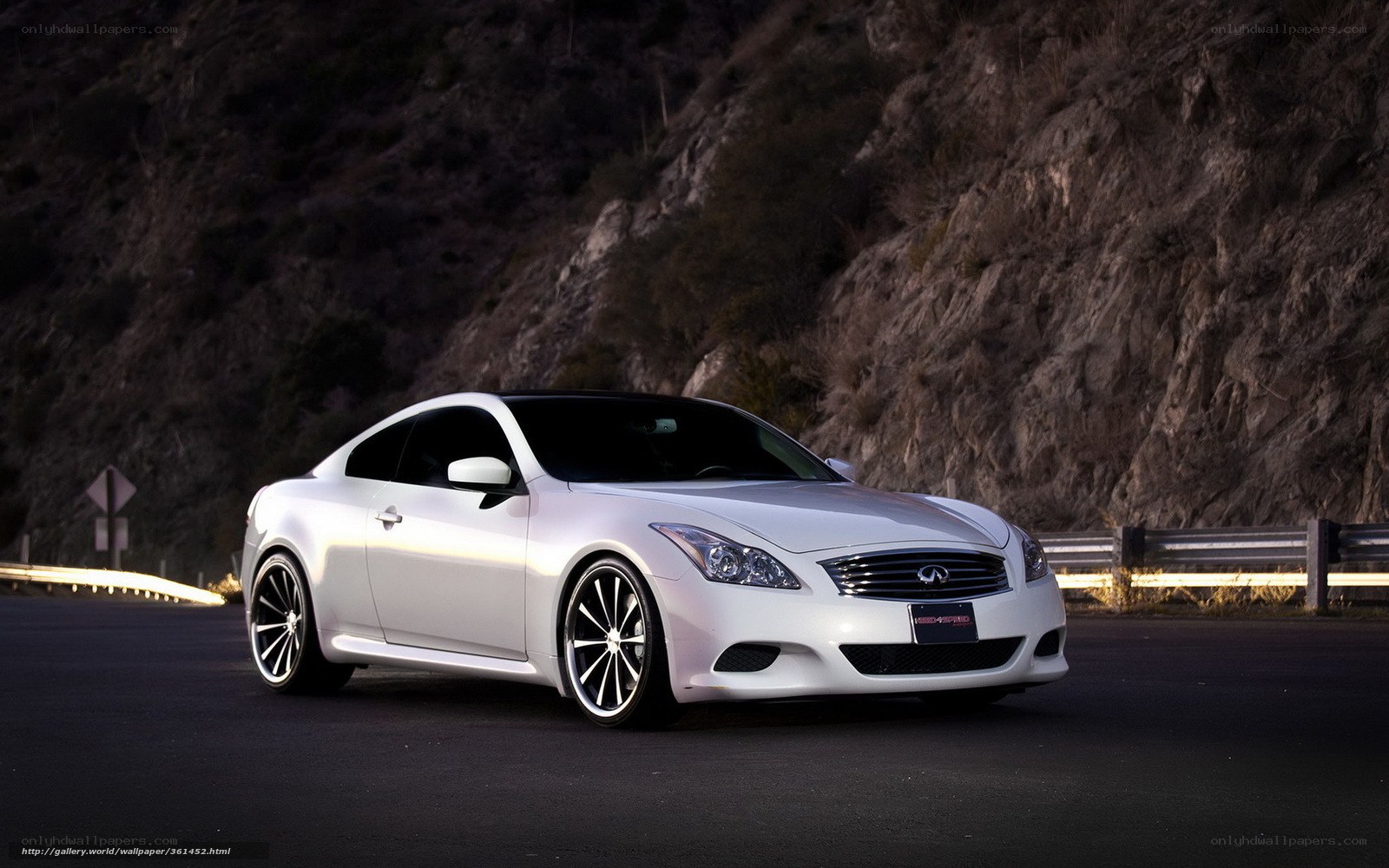 White Infiniti G37 Coupe
