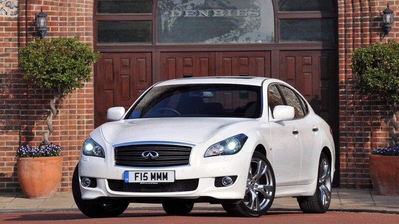 White Infiniti M35h sedan