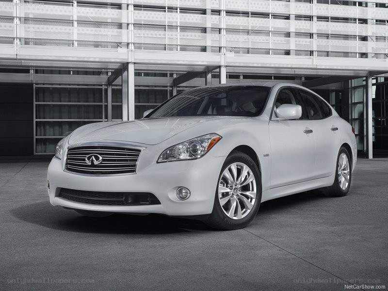White Infiniti Q70 sedan