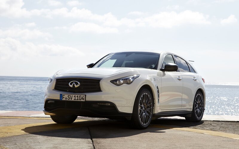 white infiniti qx70 by the sea