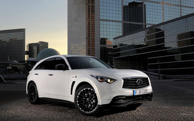 White Infiniti QX70 in city