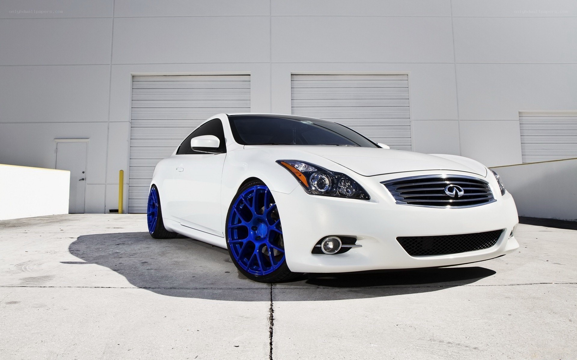 white infinits coupe with blue wheels
