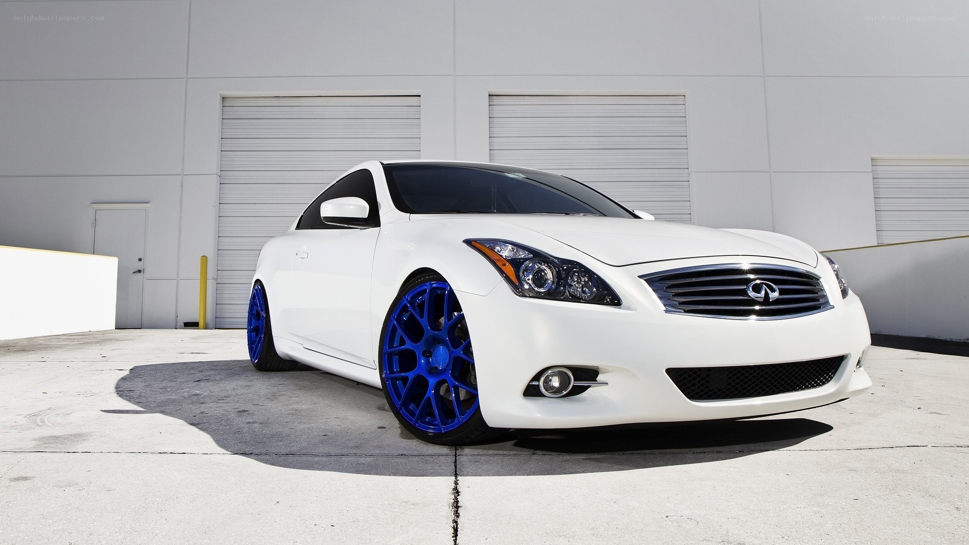 white infinits coupe with blue wheels