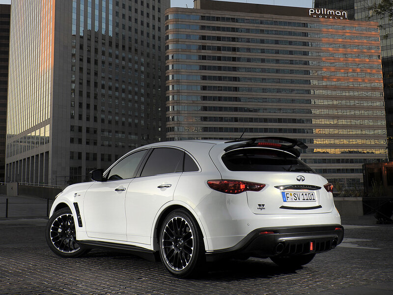White Infinits Q50 Hatchback