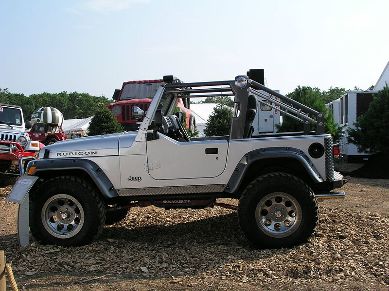 White Jeep Rubicon — Outdoor