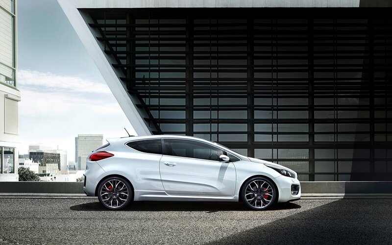 White Kia Cee'd Car