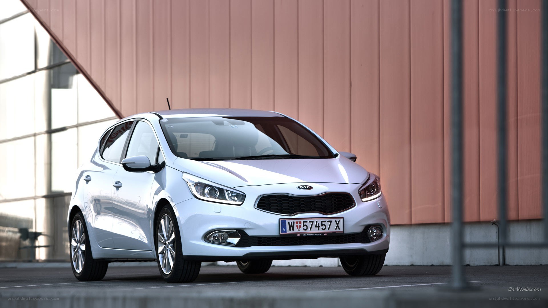 white kia cee'd hatchback