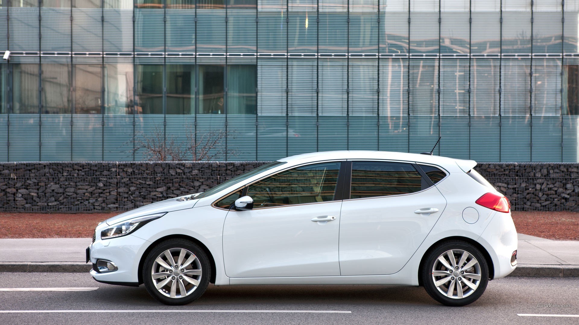 white kia cee'd hatchback