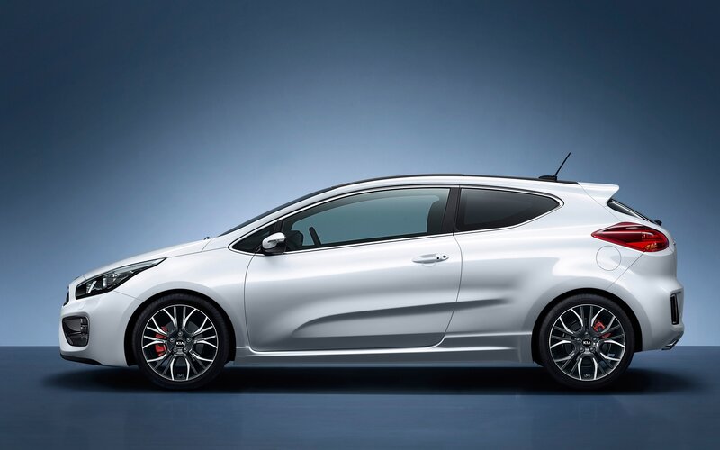 White Kia Cee'd Hatchback — Dramatic