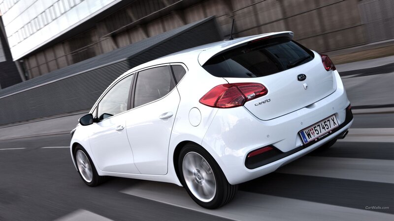 White Kia Cee'd Hatchback — Dynamic