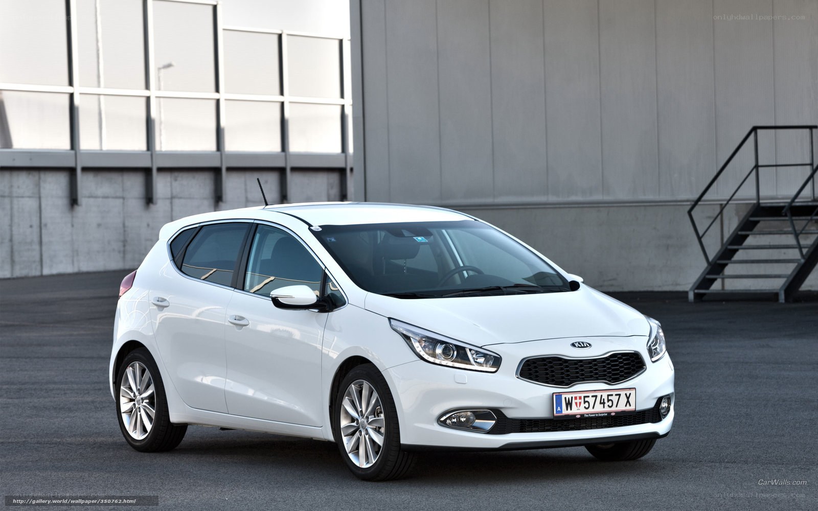 white kia cee'd hatchback