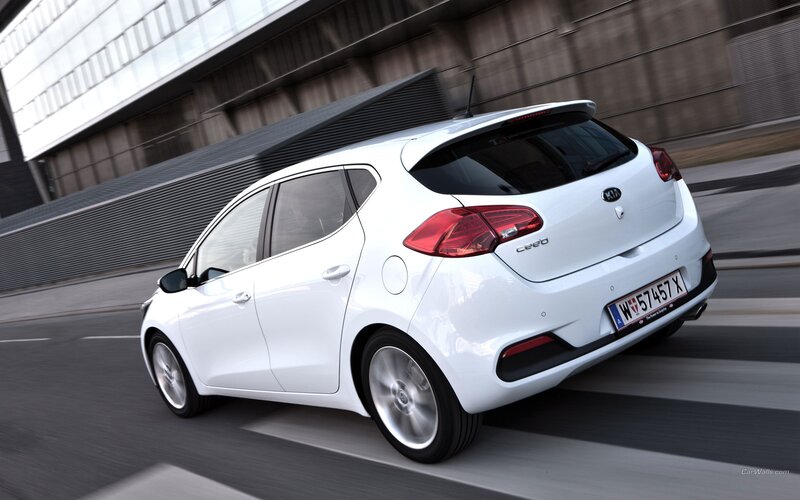 White Kia Ceed in motion