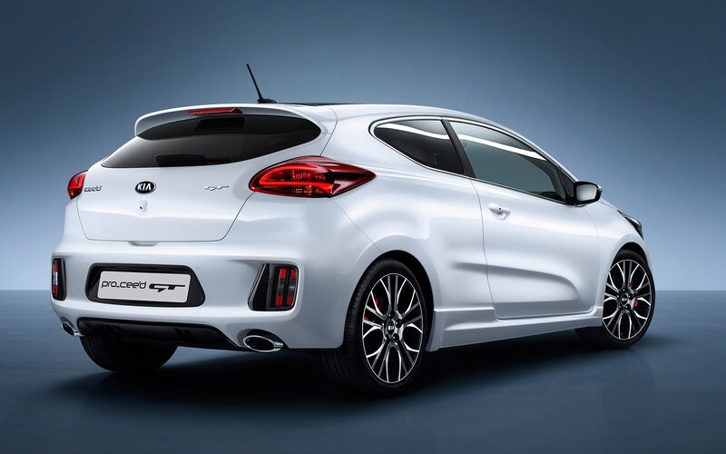 White Kia Pro_cee'd Gt — Dramatic
