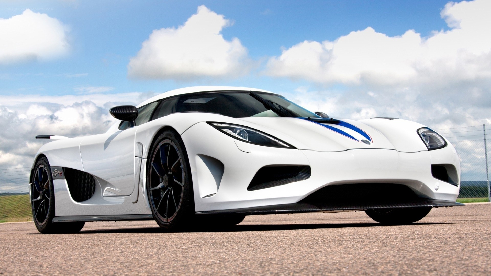 White Koenigsegg Agera RS