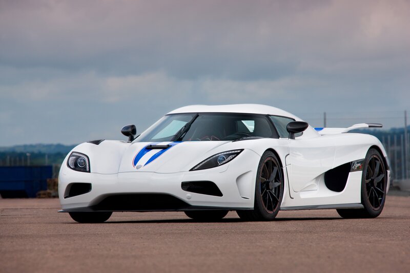 white koenigsegg agera sports car