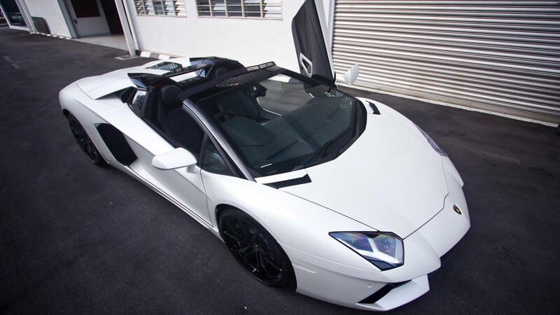 White Lamborghini Aventador Spyder