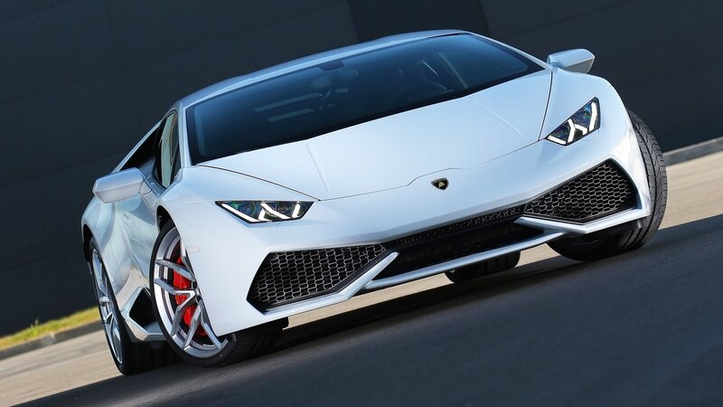 White Lamborghini Huracan — Dynamic