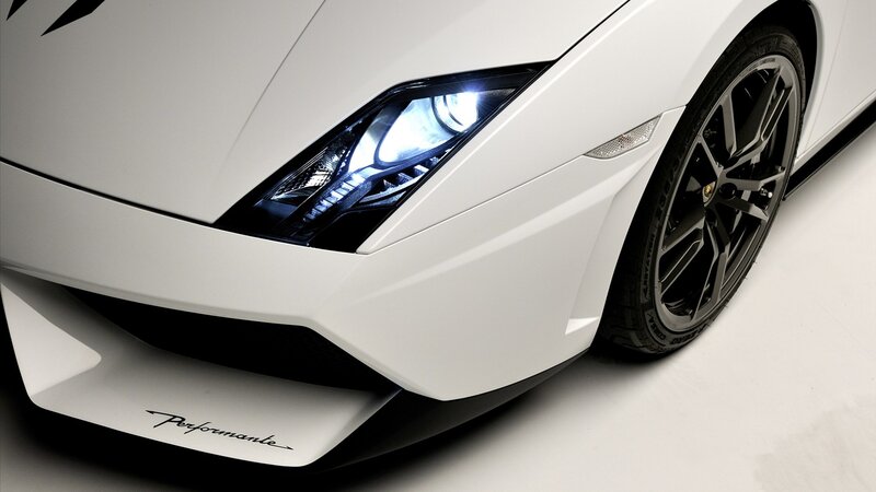 white lamborghini performante