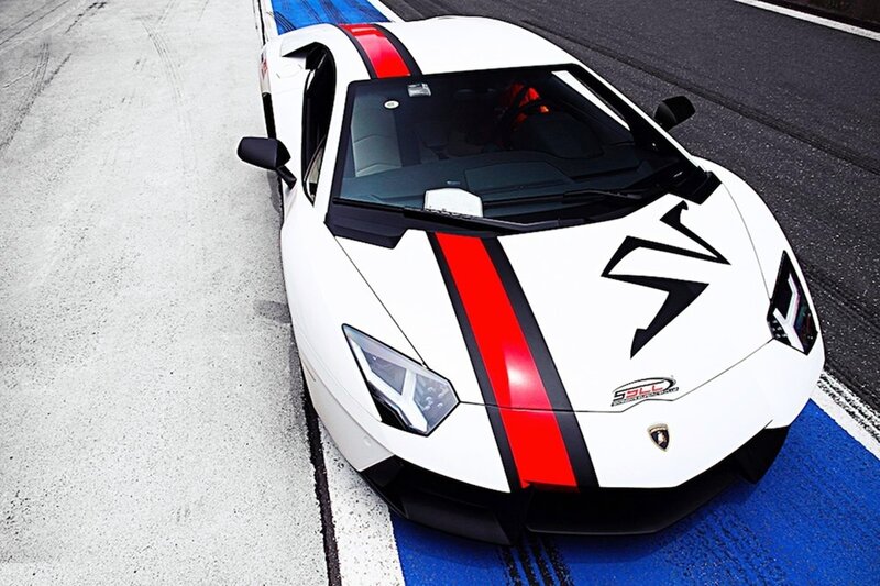white lamborghini with red stripes