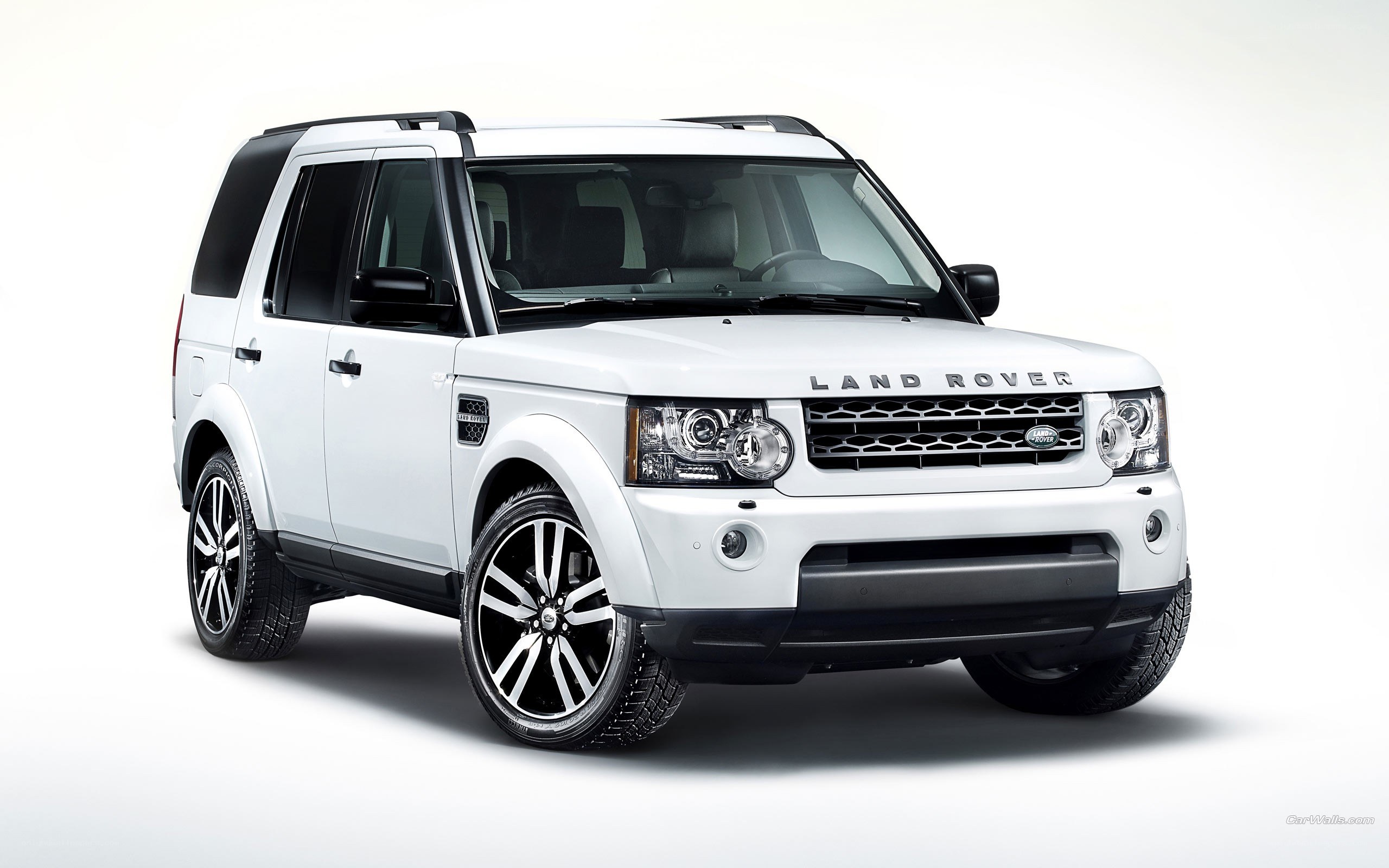 white land rover discovery