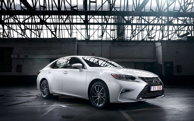 White Lexus Es Sedan
