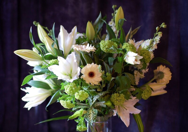 White lilies and daisies bouquet