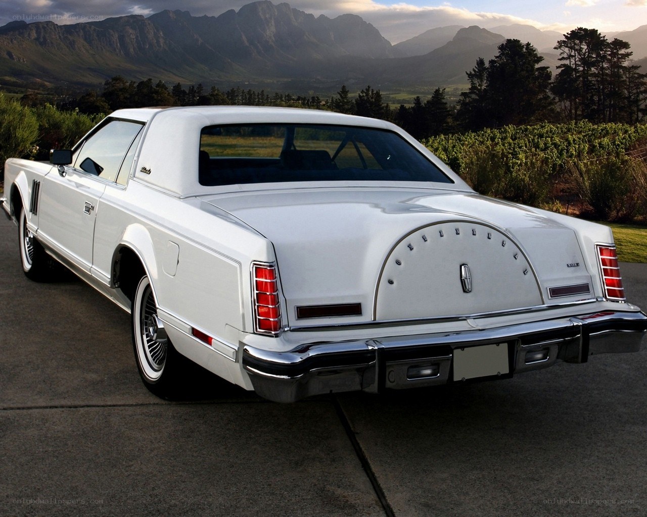 White Lincoln Continental Coupe