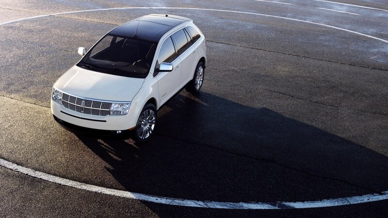 white lincoln suv on track