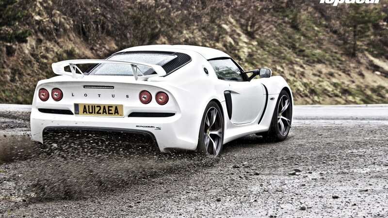 White Lotus Exige S on wet road