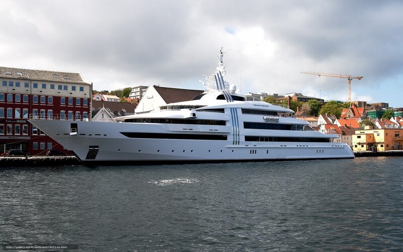 White Luxury Yacht — Calm