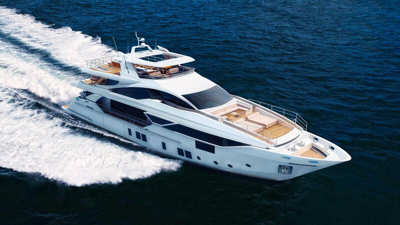 White Luxury Yacht — Dynamic