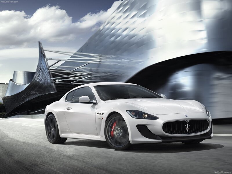 White Maserati GranTurismo — Dynamic