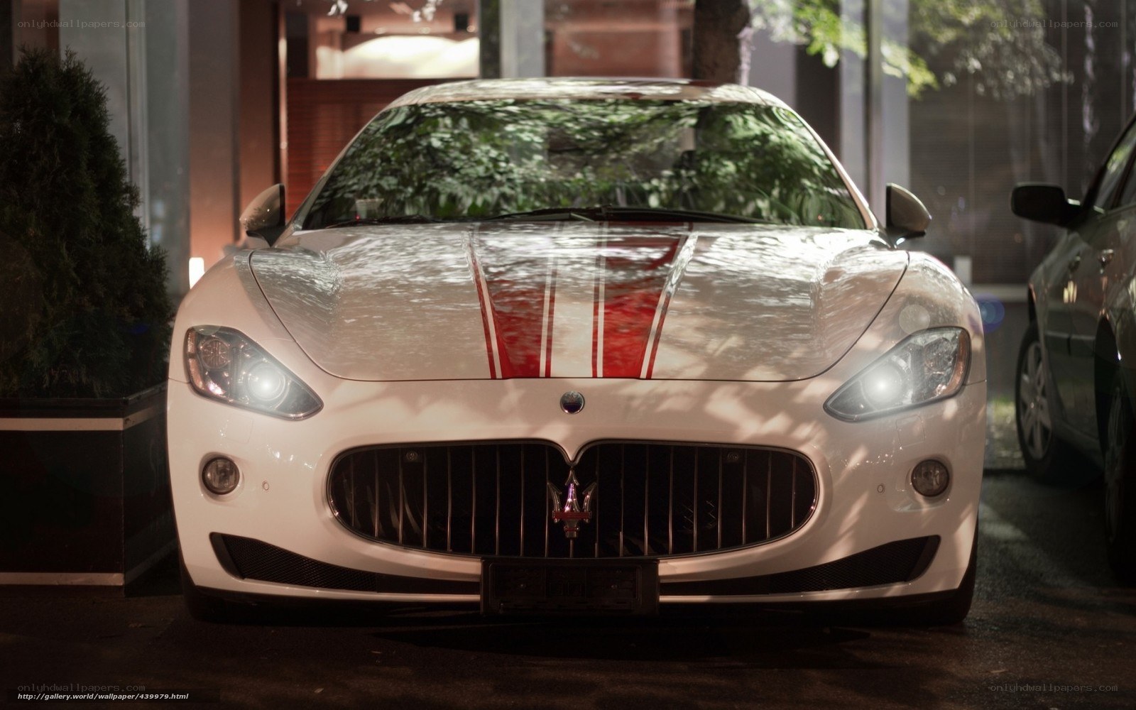 White Maserati with red stripes