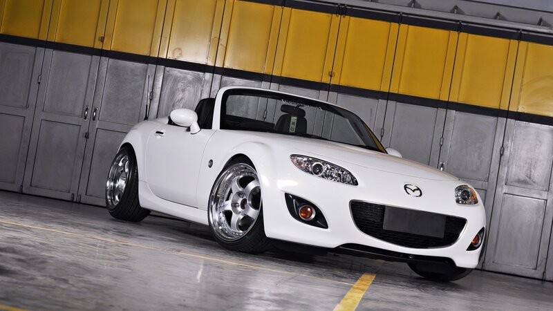 white mazda miata sports car