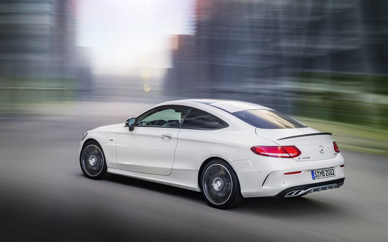 White Mercedes-amg Coupe — Dynamic