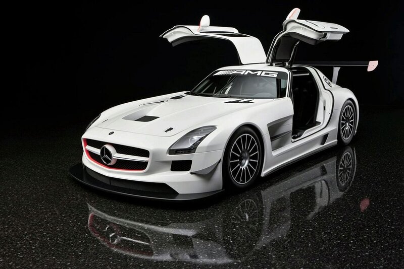 White Mercedes-amg Gt3 — Dramatic