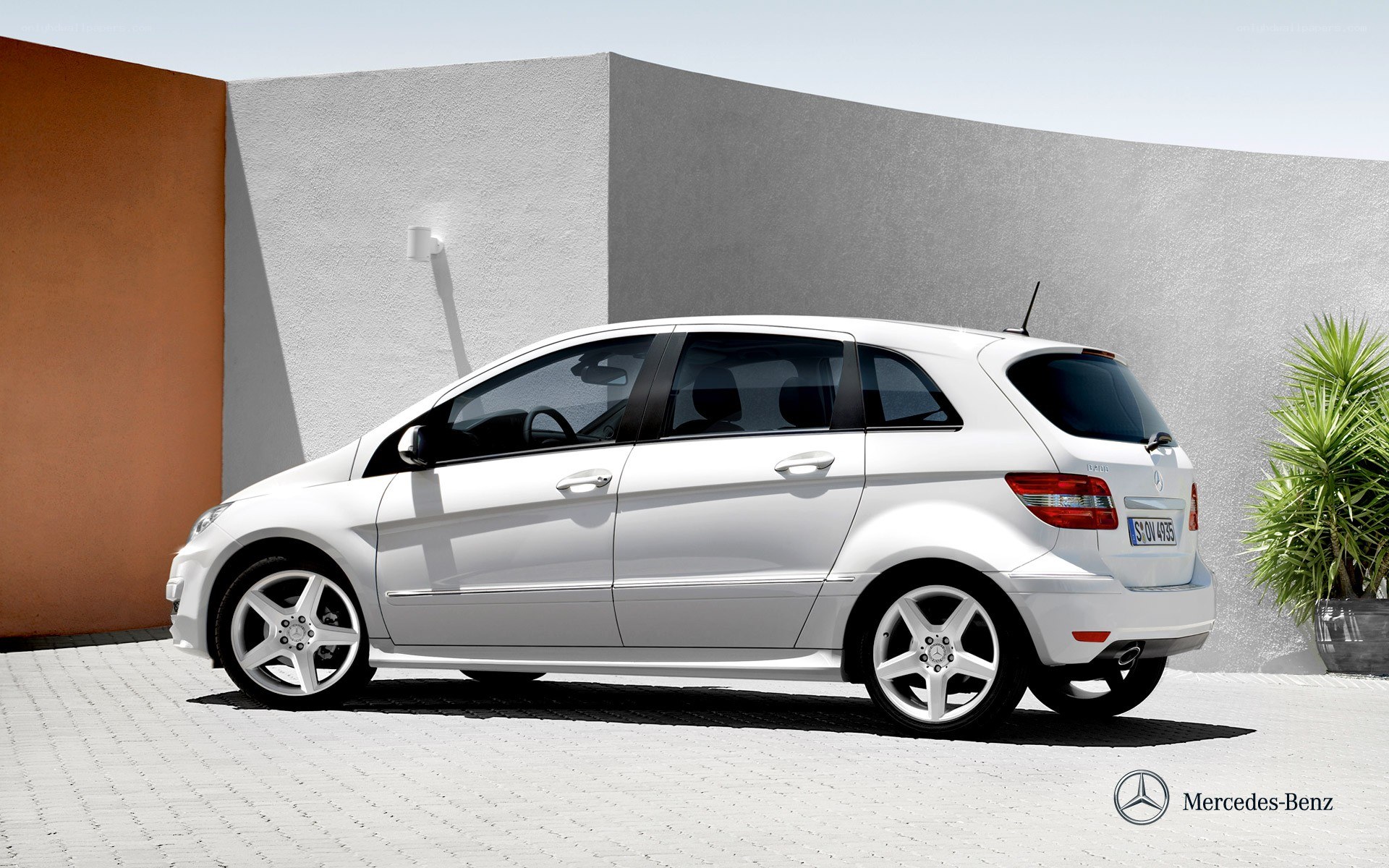 White Mercedes-Benz B-Class