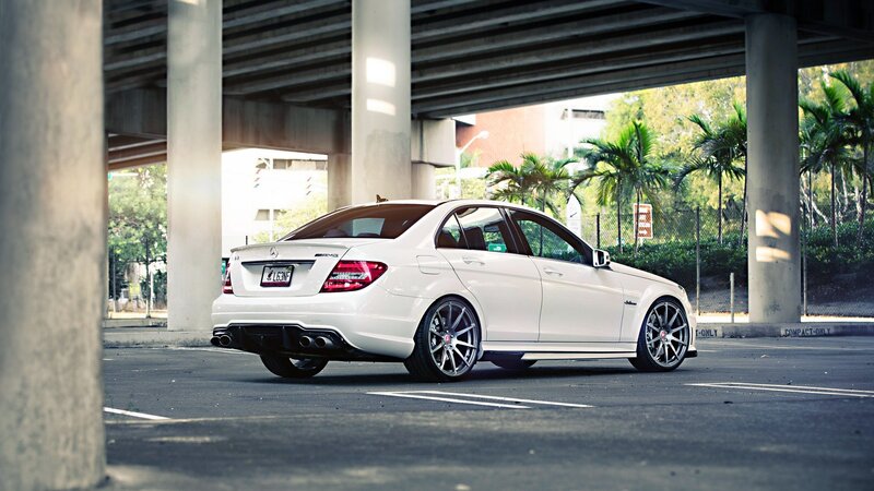 white mercedes-benz c63 amg